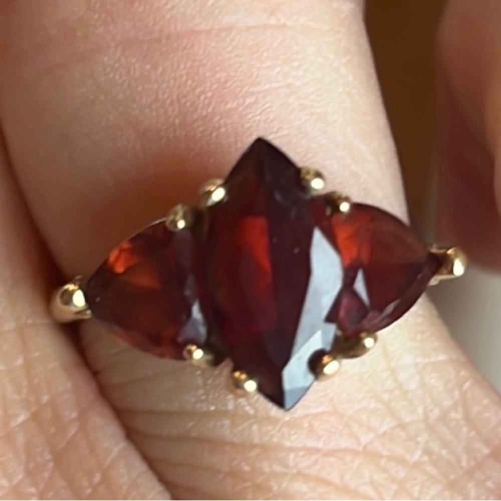 Stunning Garnet and 10K Gold ring, Size 6